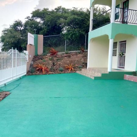 Zeus Estate Guesthouse St. John's المظهر الخارجي الصورة
