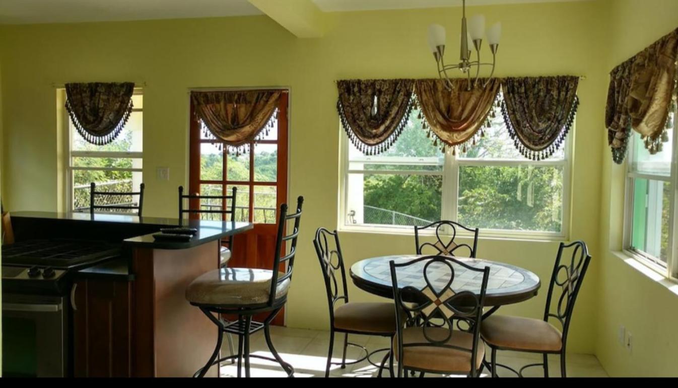 Zeus Estate Guesthouse St. John's المظهر الخارجي الصورة