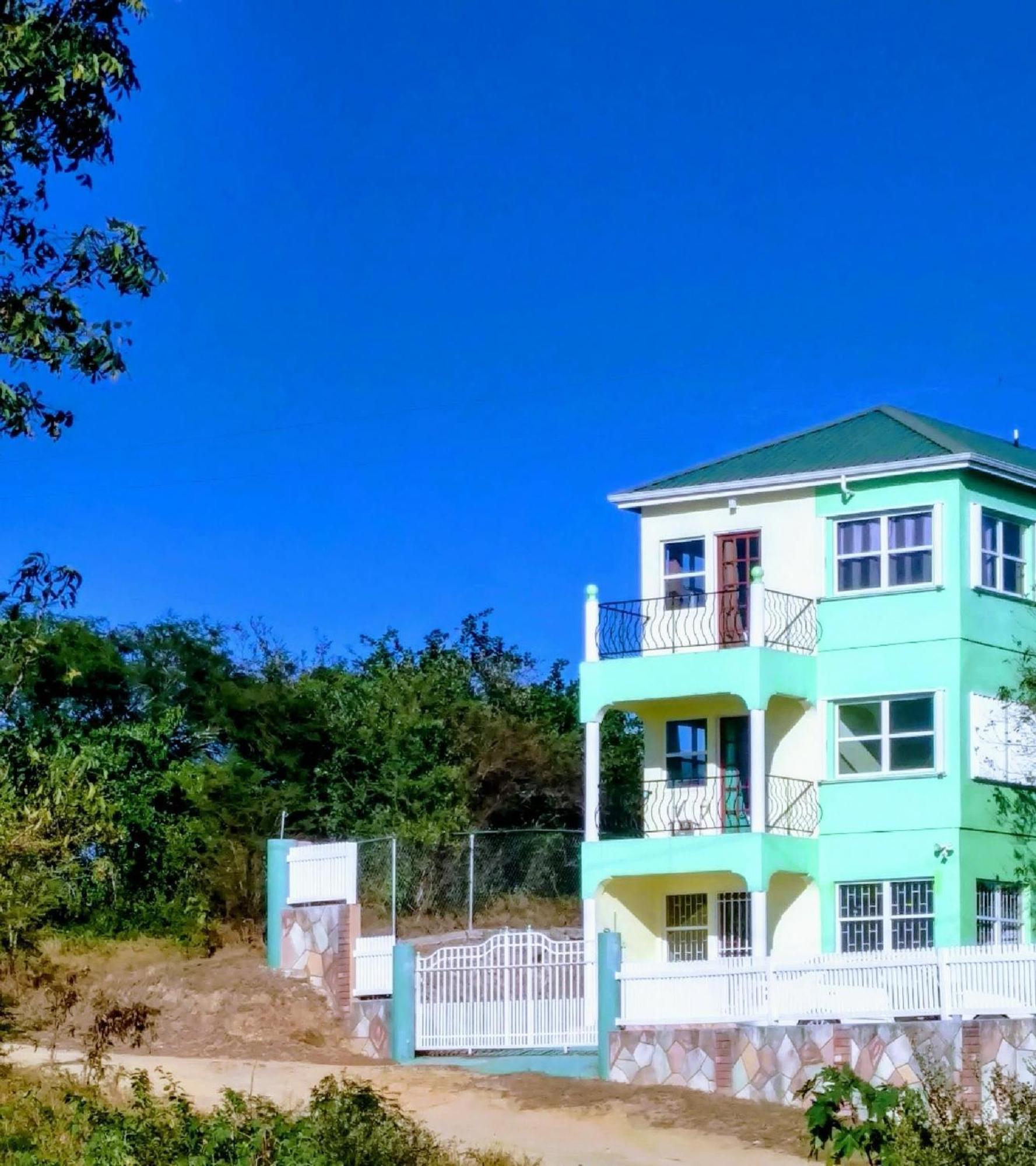 Zeus Estate Guesthouse St. John's المظهر الخارجي الصورة